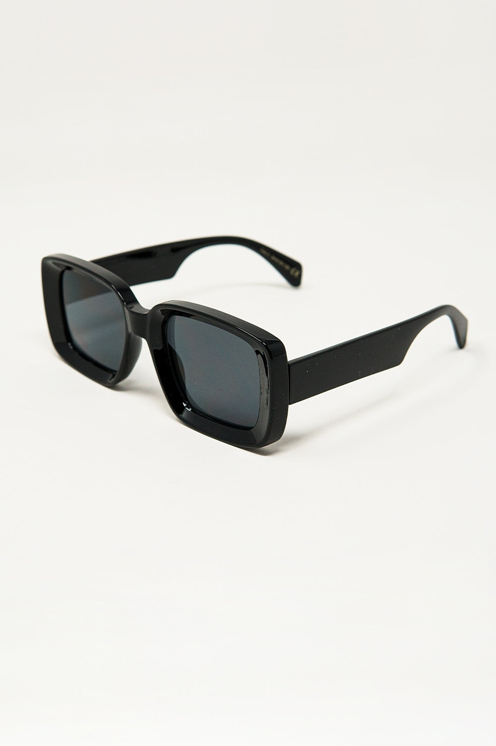 Q2 Oversized Rectangular Sunglasses With Wide Frame in Black