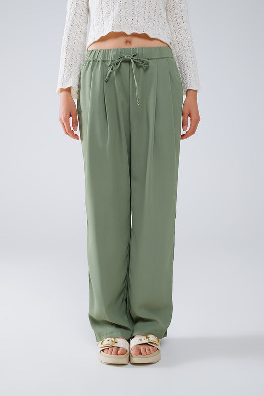 Q2 Pants In Green With Front Pockets And Drawstring Closing