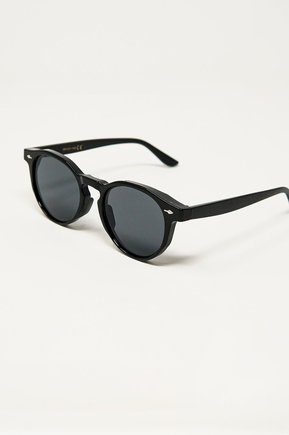 Q2 Retro Round Sunglasses With Smoke Black Lens in Black