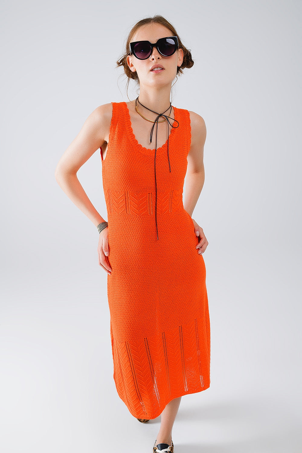 Q2 Sleeveless orange knit midi dress with round neck