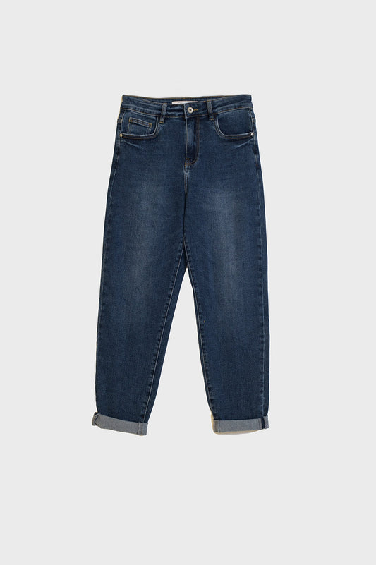 Q2 Straight leg  jeans in dark blue with folded trouser legs