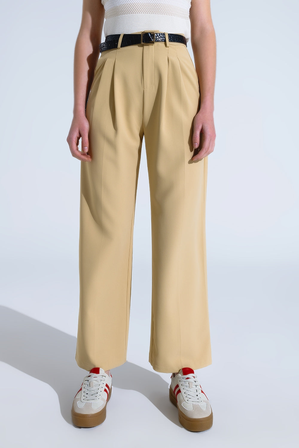 Q2 Straight Leg Trousers With Side Pockets and Darts in Beige