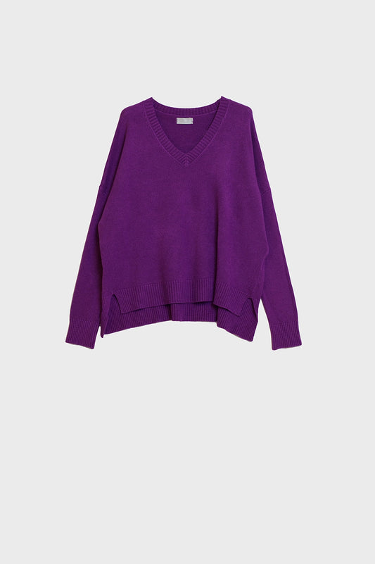 Q2 Sweater with V-neck in purple