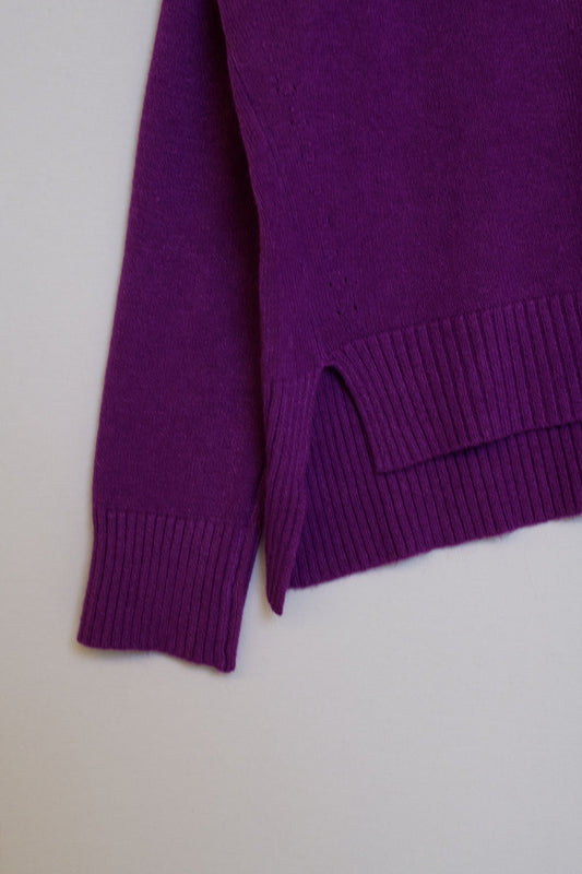 Sweater with V-neck in purple