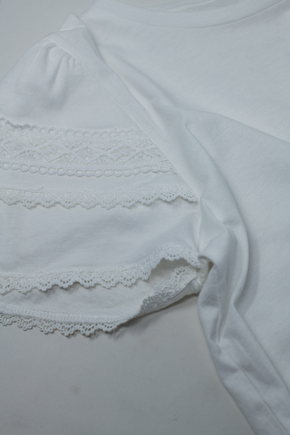 White T-shirt With Double Layer Laced Ruffled Sleeves.